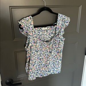 Floral Top
Square Neck style